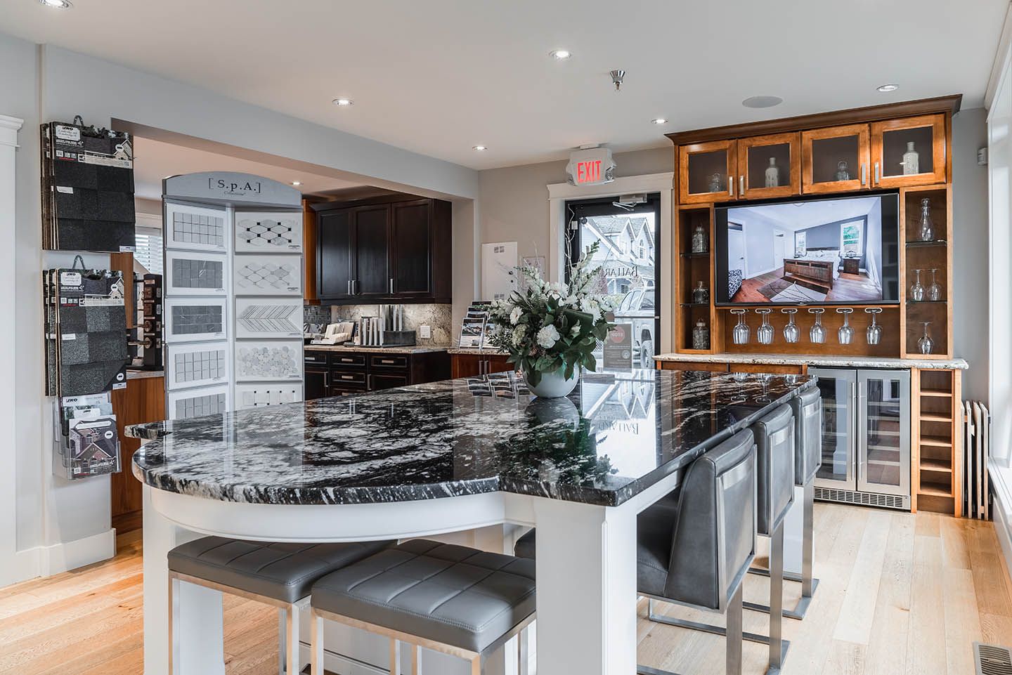 Marble table surrounded by leather seats in a showroom.